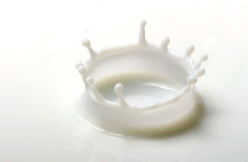 Gota de leche cayendo sobre leche